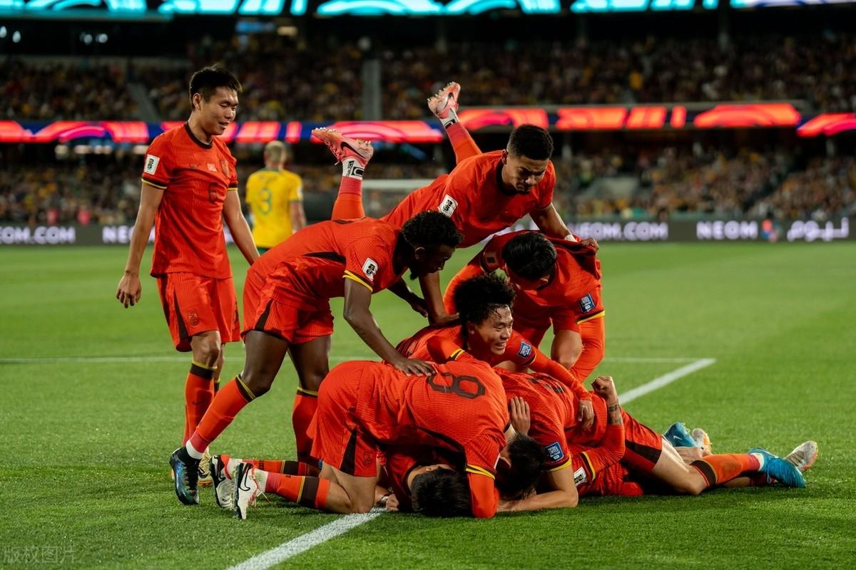 开云体育登录-高水平足球比赛中球员防守稳固，取得胜利的简单介绍