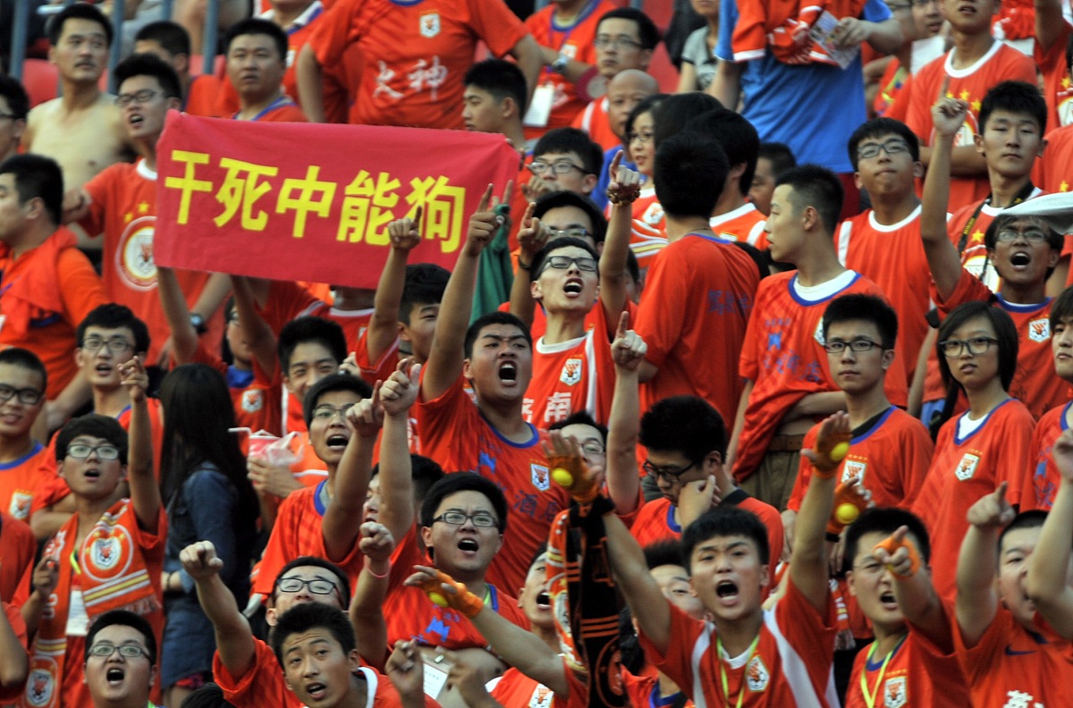 开云体育登录-收获胜利的喜悦，球迷为球队加油呐喊