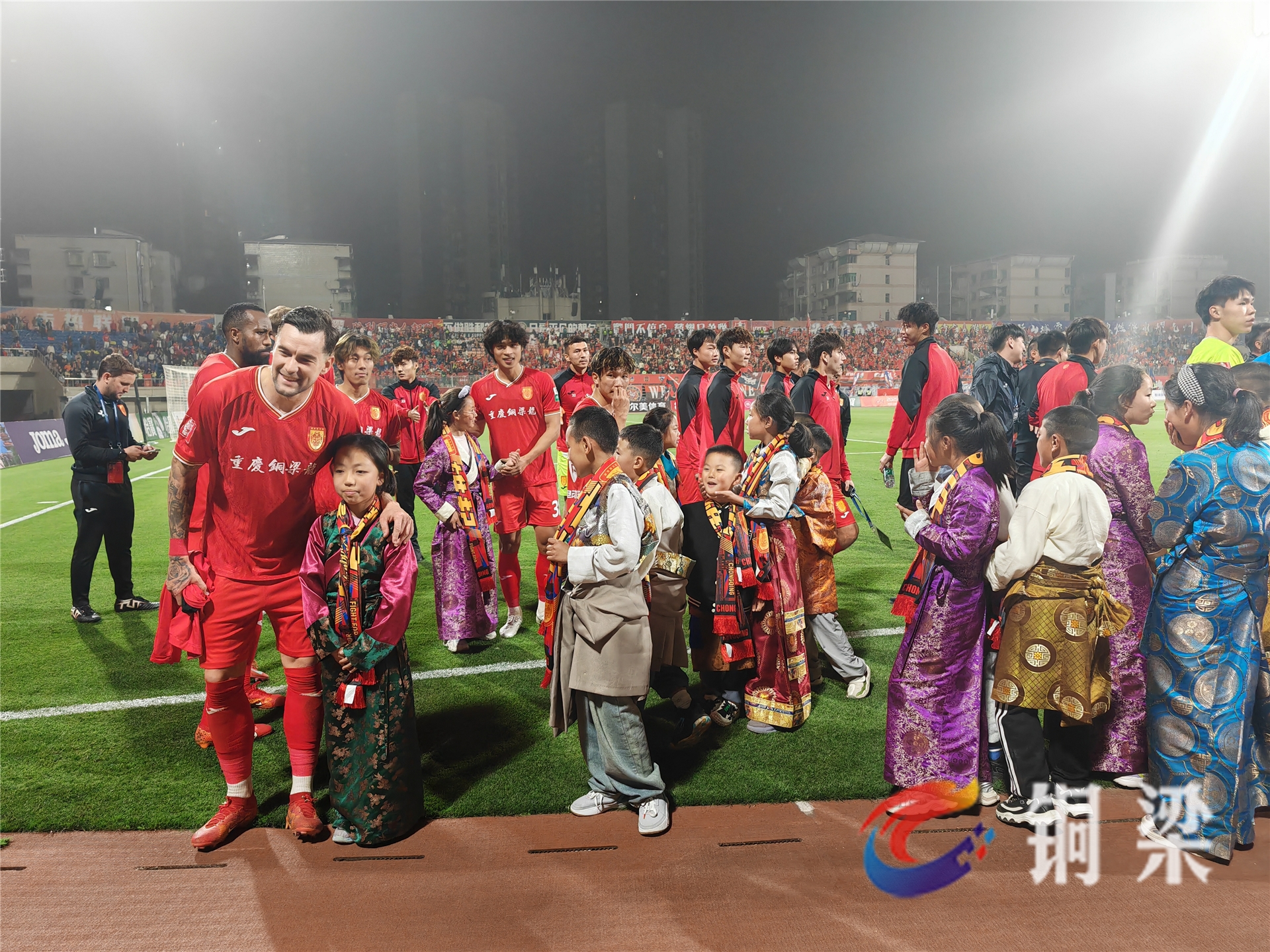 收获胜利的喜悦，球迷为球队加油呐喊