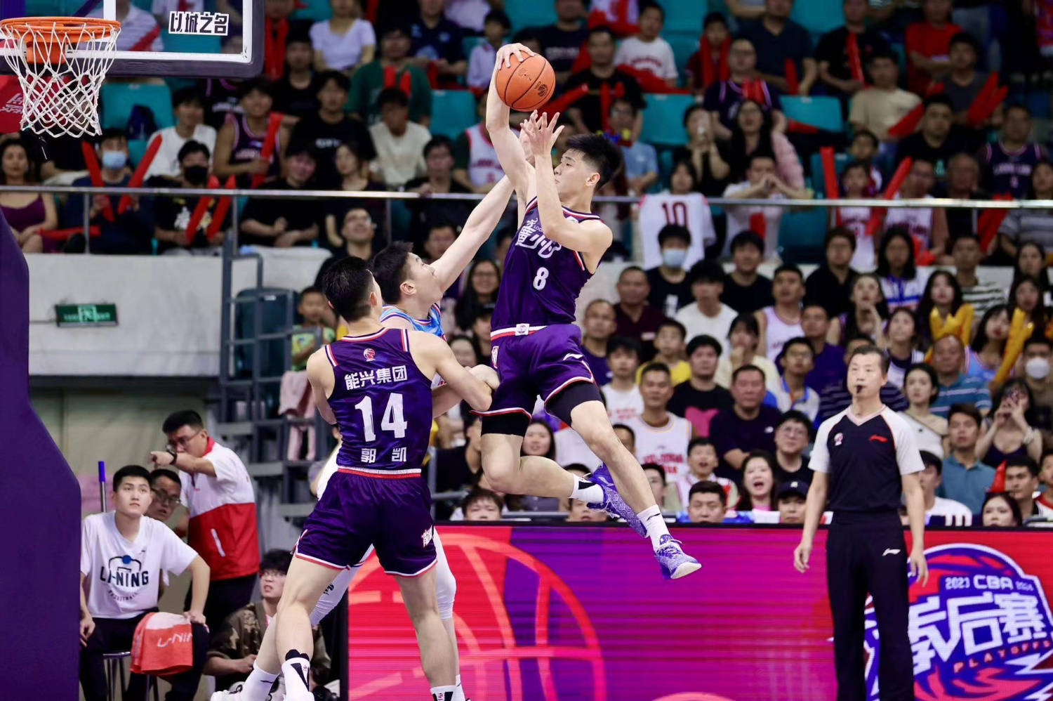 磅礴壮丽的比赛场面，CBA联赛永不熄灭的热情的简单介绍