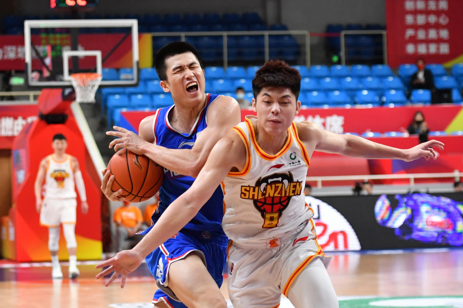 深圳男篮全队奋力防守,取得胜利 深圳男篮全队奋力防守,取得胜利