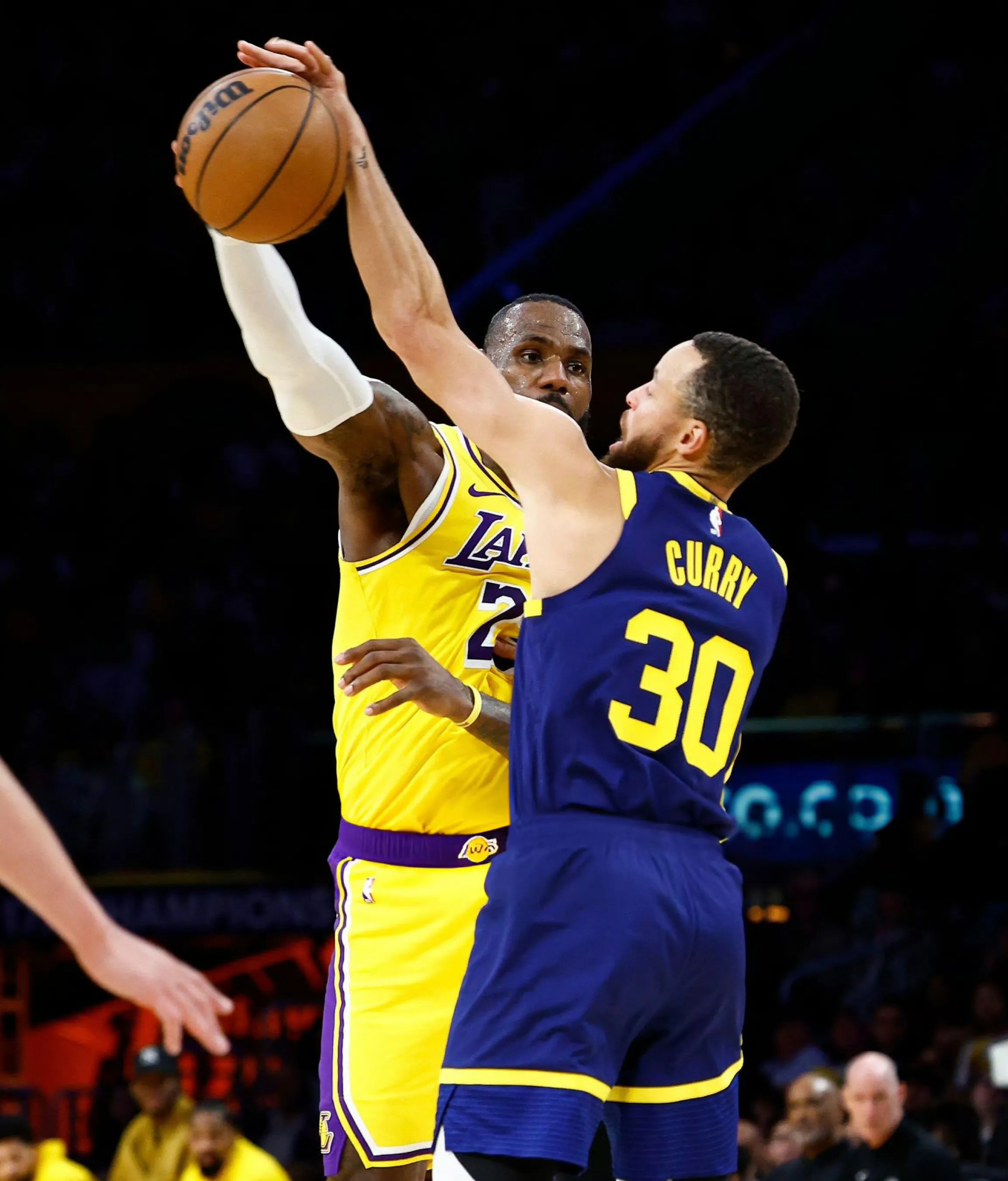 意外拦截让球队以微弱优势获胜