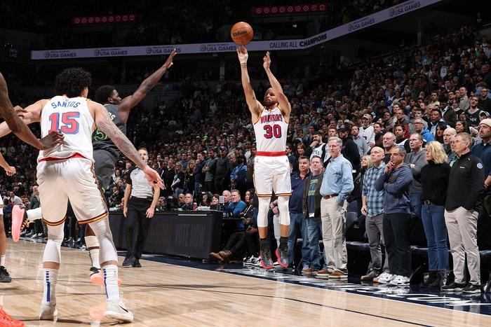 开云体育官网-关于勇士队球员发挥火热，领先他队一步的信息