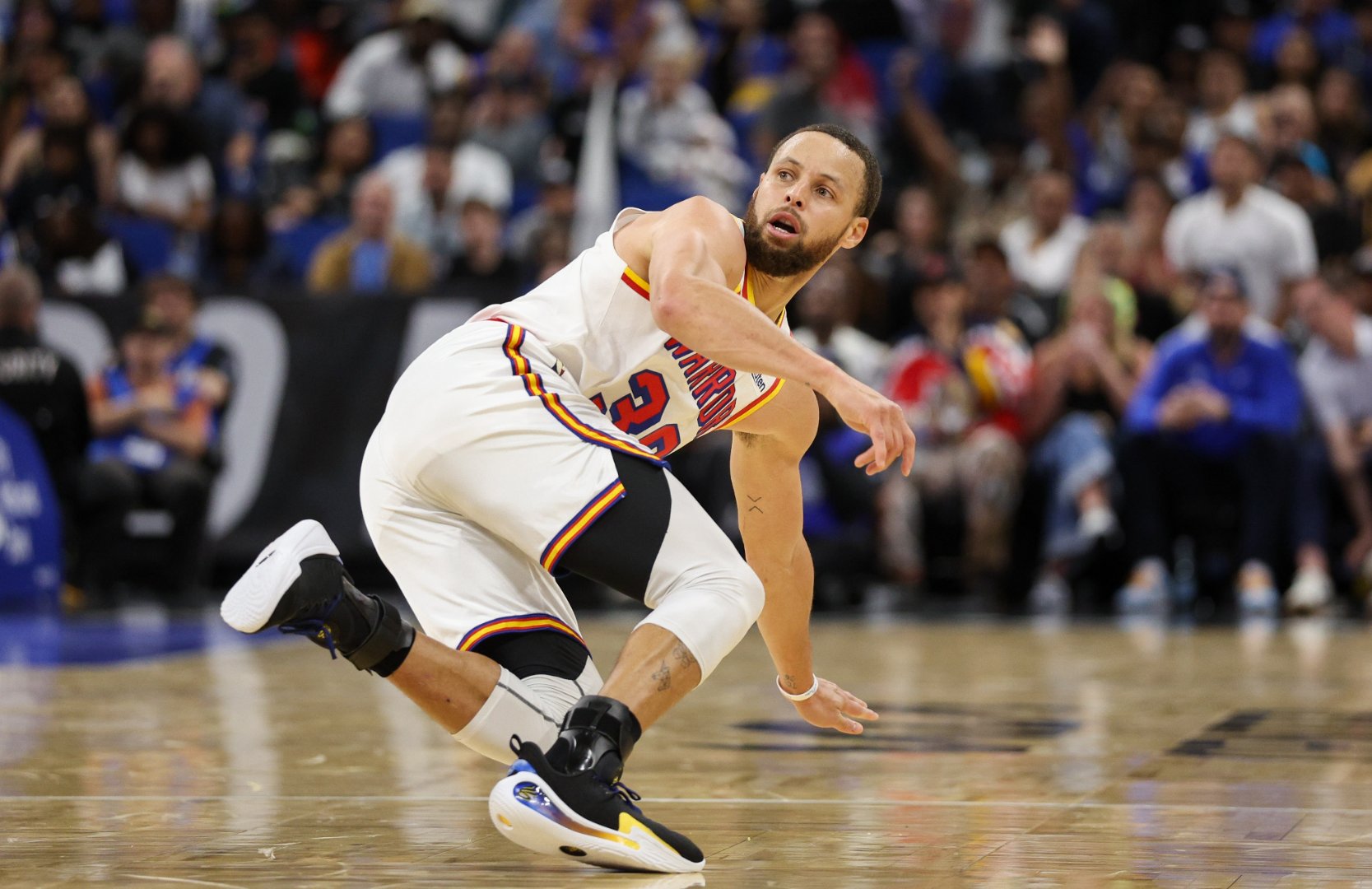 关于勇士队球员发挥火热，领先他队一步的信息