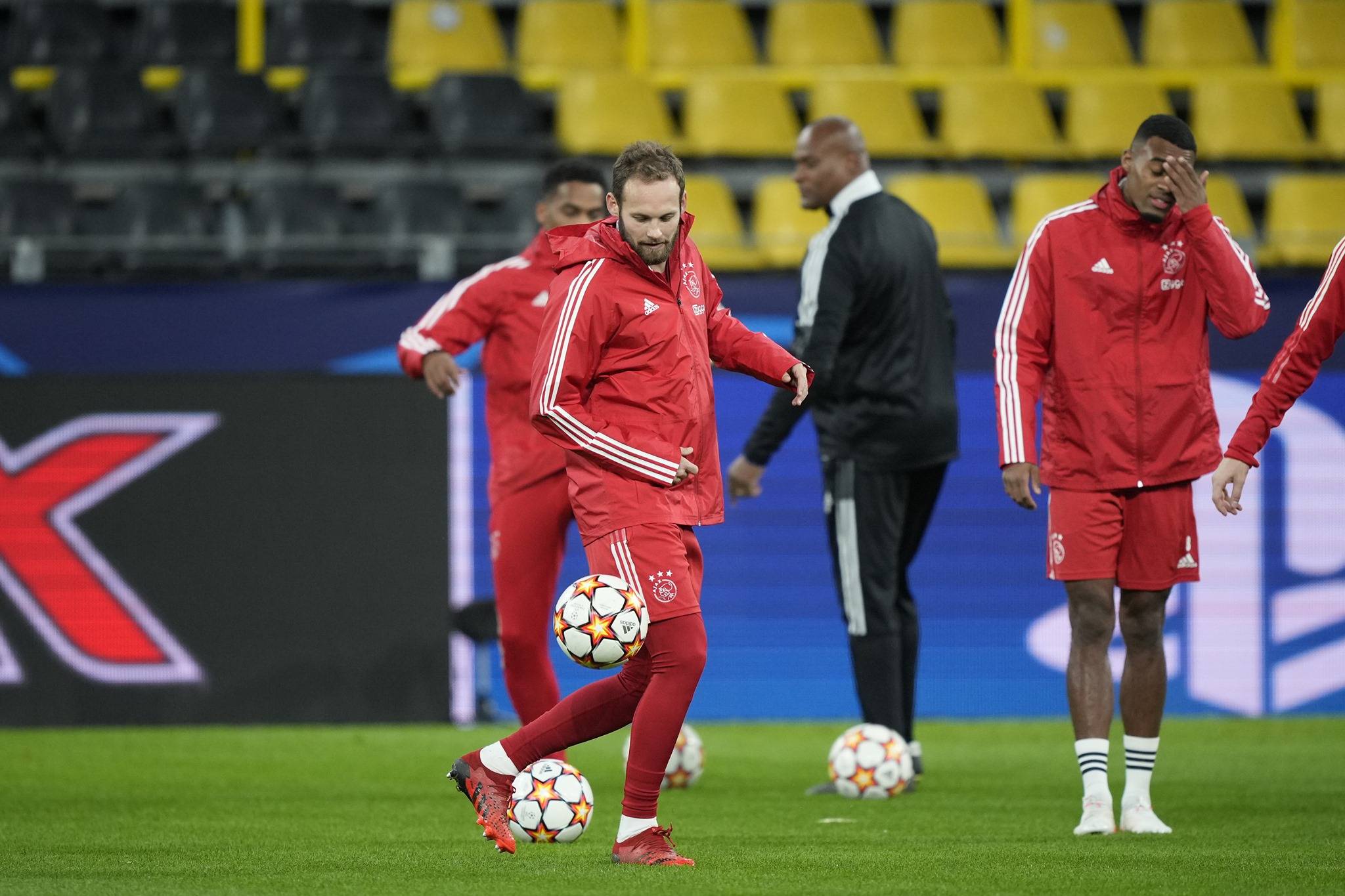 阿贾克斯压哨铁证，欧冠赛场再现传奇