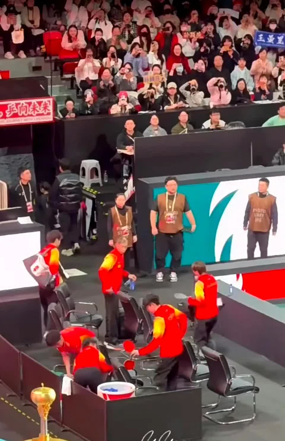 开云体育亚洲官网-体育赛场上的铁杆粉丝：观众热情助威，为偶像助力的简单介绍