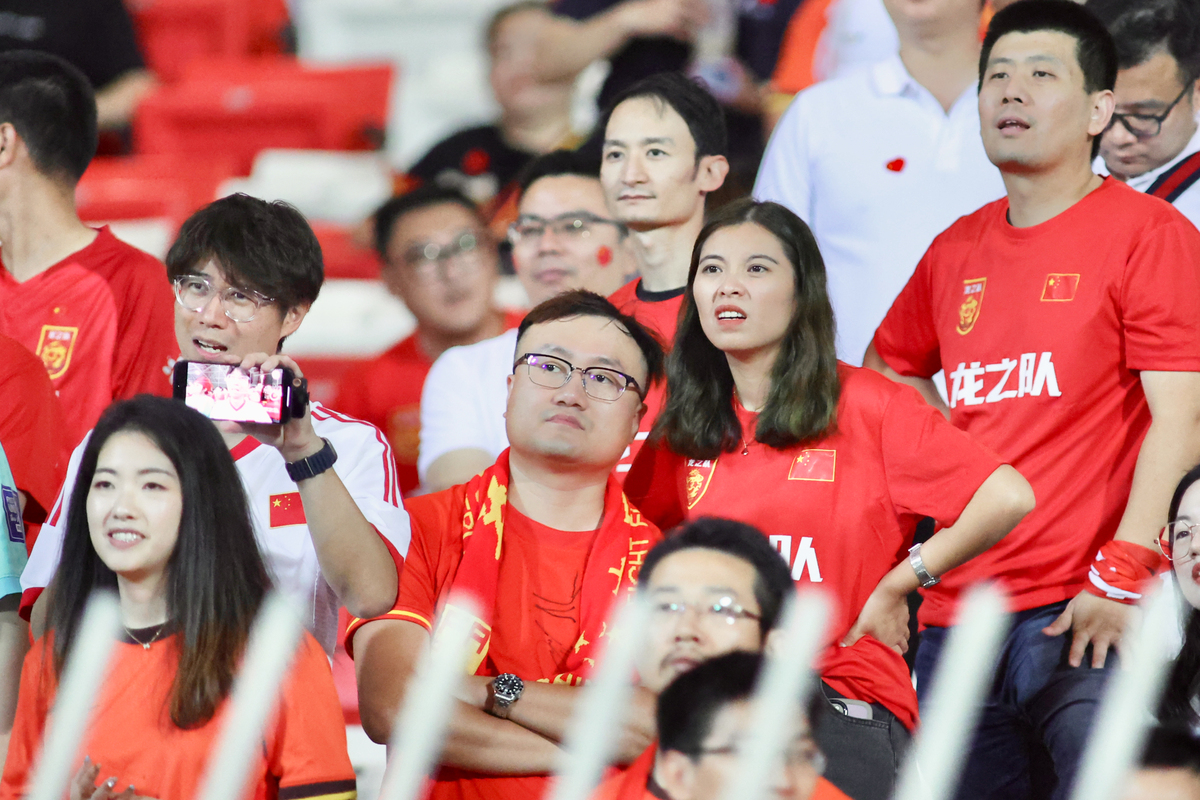 体育赛场上的铁杆粉丝：观众热情助威，为偶像助力的简单介绍