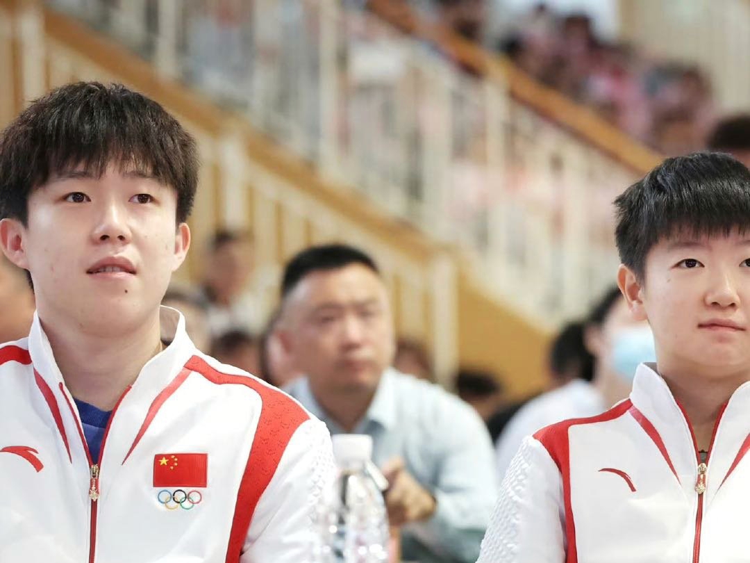 运动员们在赛场上挥洒汗水，为国争光