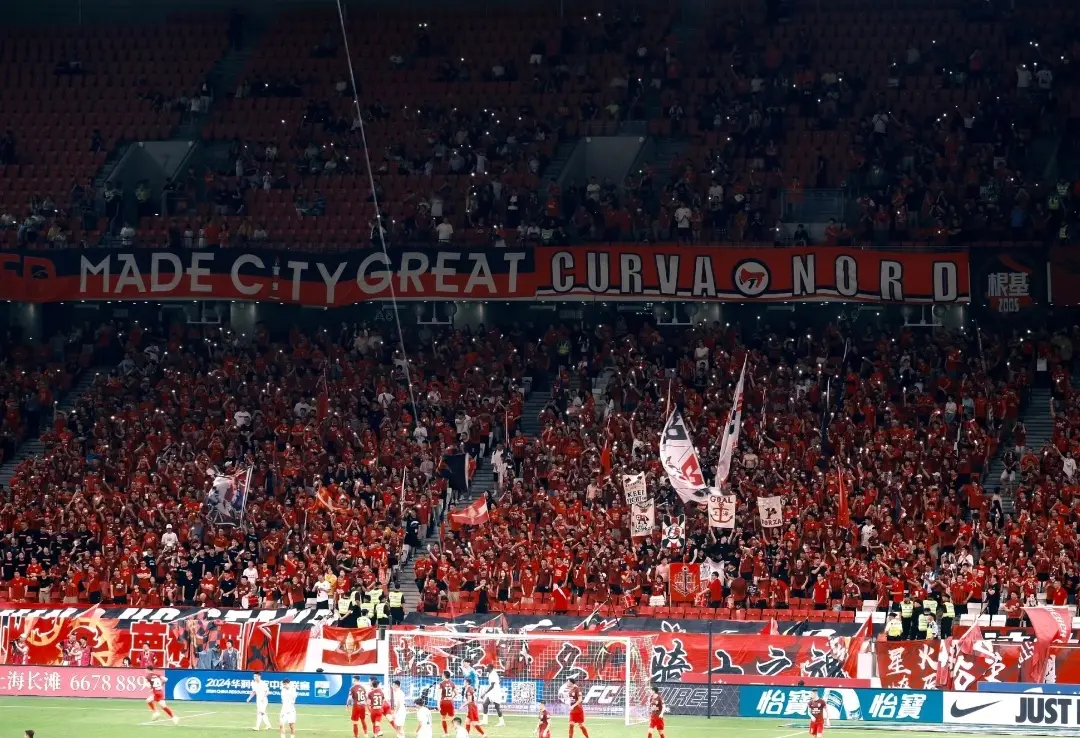 足球赛场上发生的精彩瞬间令人惊叹