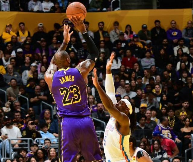 湖人主场失利：詹姆斯全力奔赴却难改局面主场告负的简单介绍