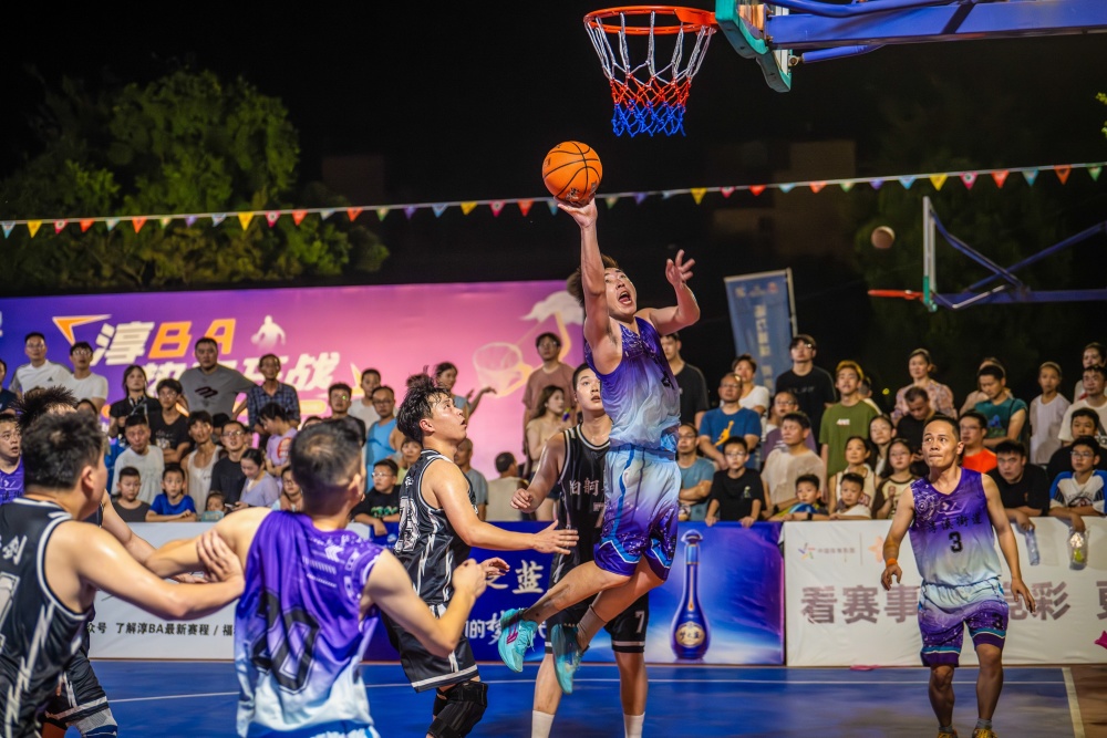 开云体育官方登录入口-热闹的篮球赛事吸引无数观众