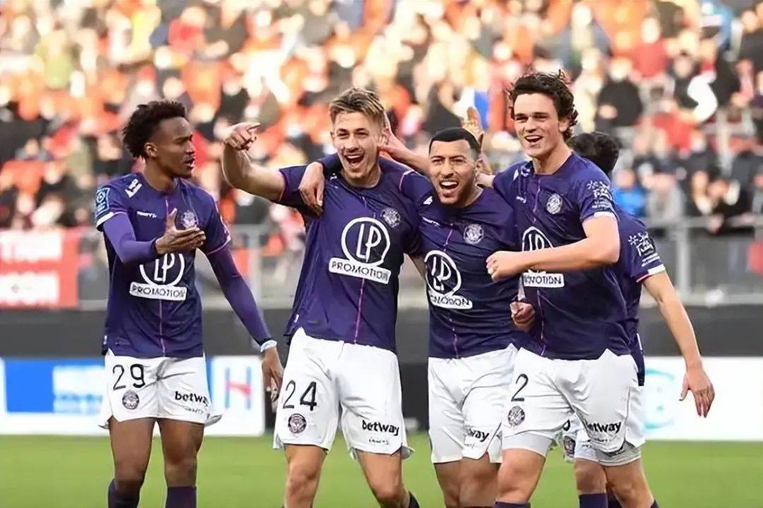 开云体育官网入口-法甲赛场上球员们的豪华庆祝场面