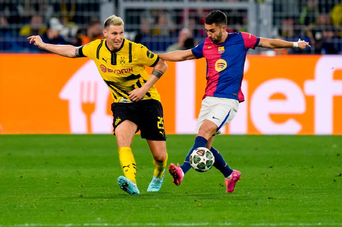 关于巴塞罗那后防线表现出色，经受住多特蒙德进攻压力的信息