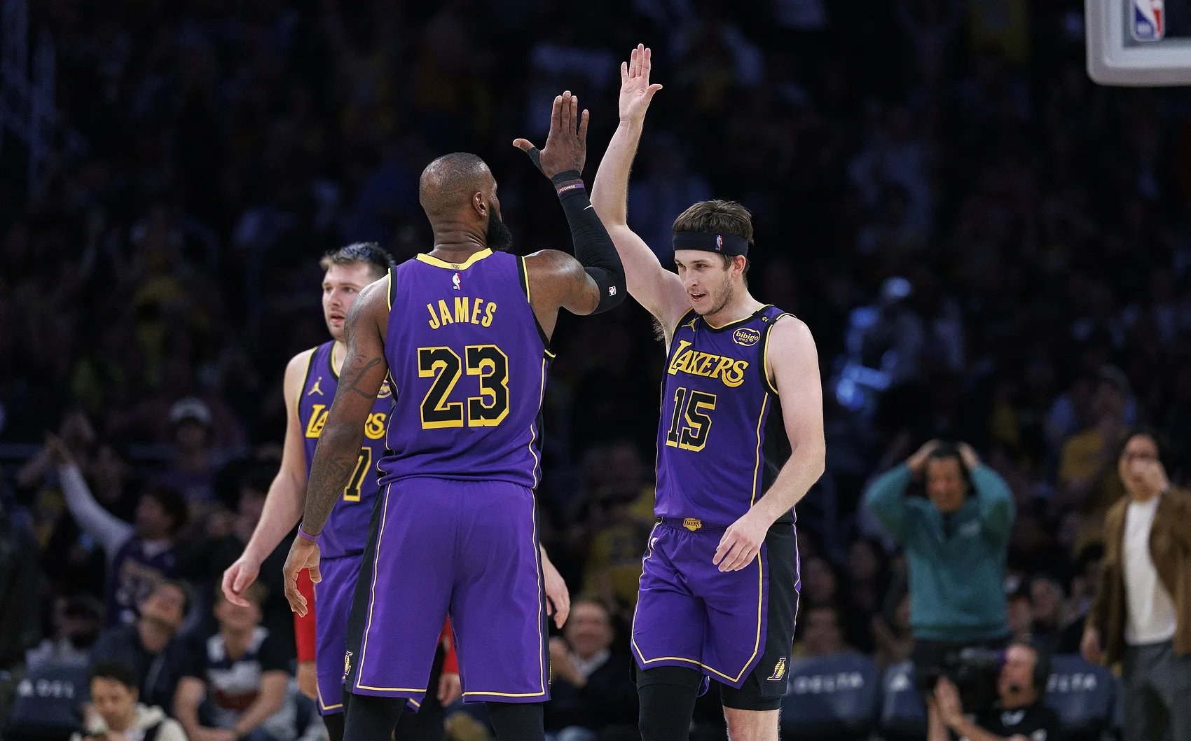 包含湖人前锋因伤无法打季后赛，湖人球迷集体为之掷泪的词条