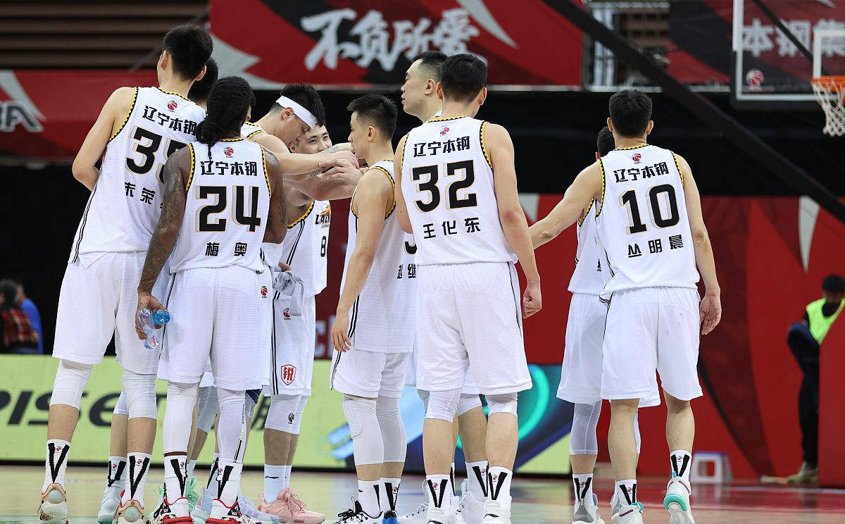 CBA赛场上精彩纷呈，球员展现高水平比赛