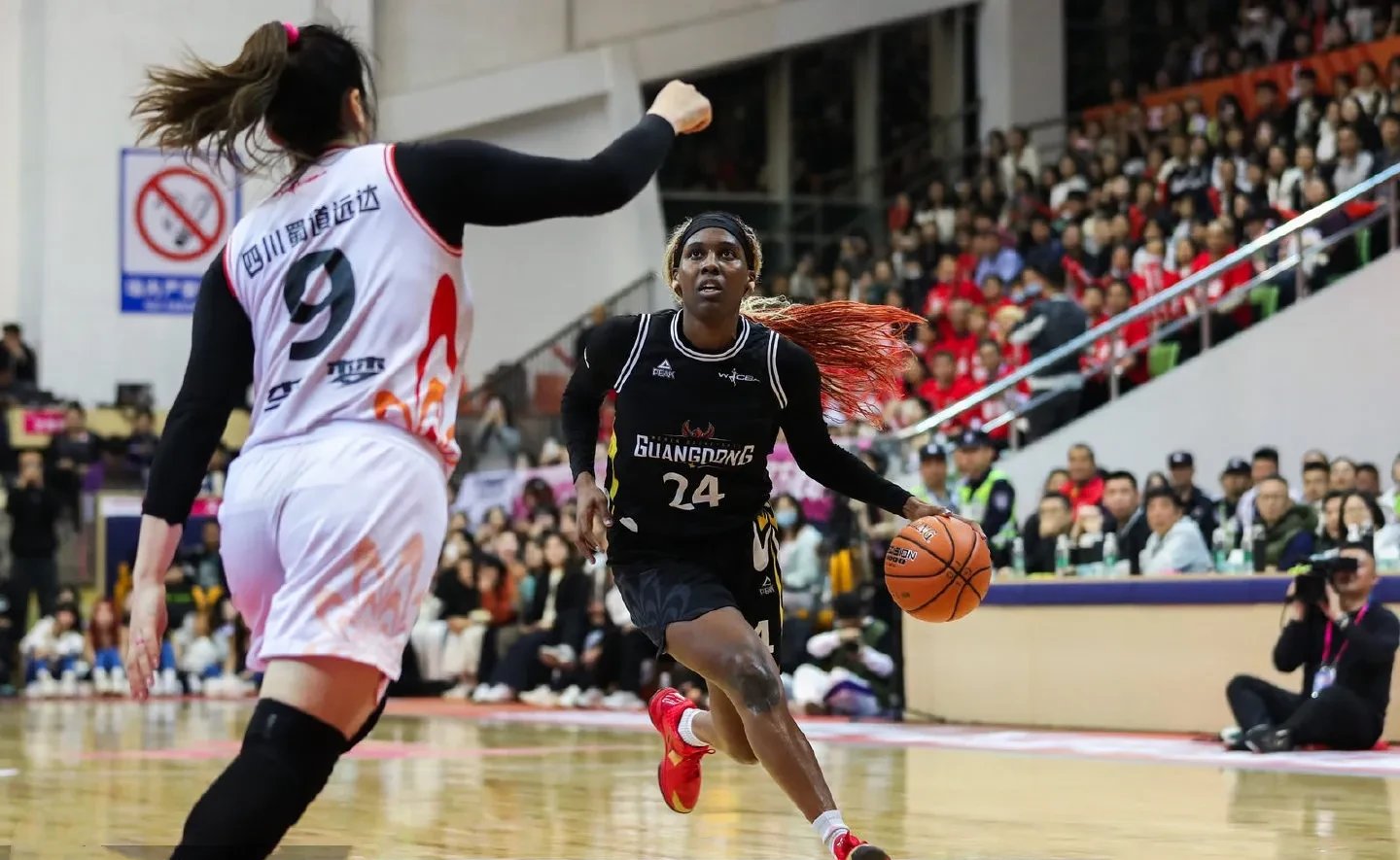 重量级球队在赛场上展示实力，赢得掌声