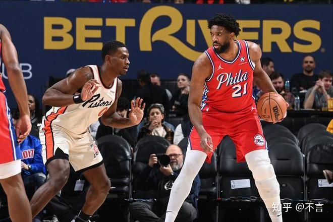 人客场击败活塞队，恩比德再度发威取胜的简单介绍