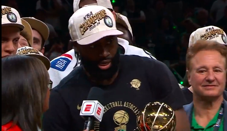 关于凯尔特人主场击败独行侠，守住主场胜利的信息