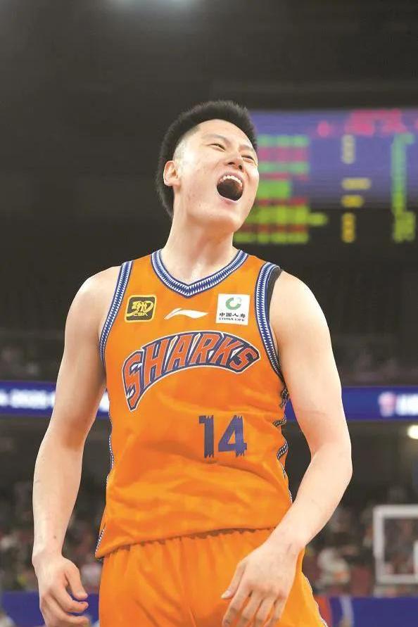 广厦队士气高昂,坚定拼搏赢下场面殊死求胜 广厦队士气高昂,坚定拼搏赢下场面殊死求胜