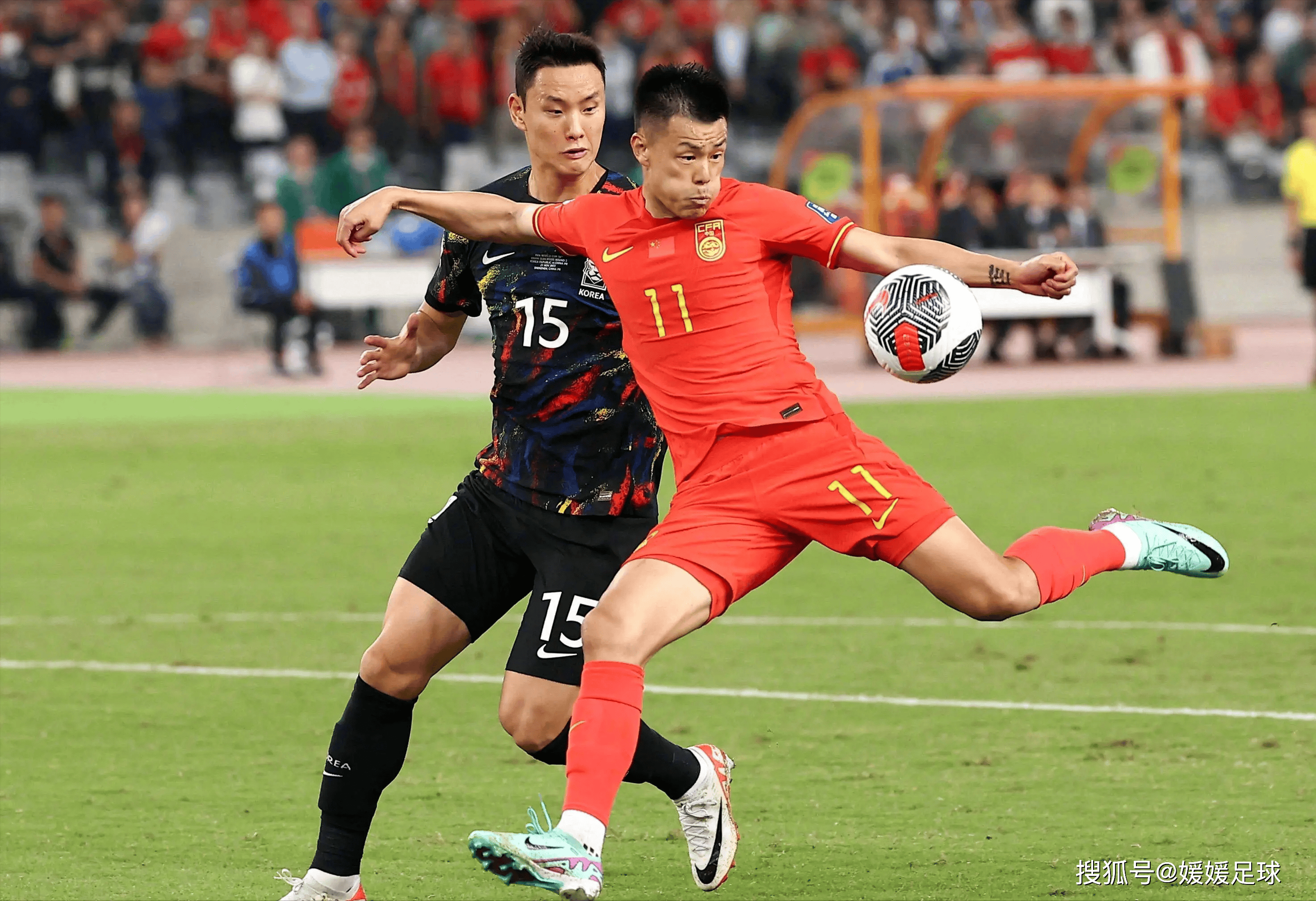 开云体育app下载-足球比赛争夺激烈，球员挥洒汗水拼尽全力