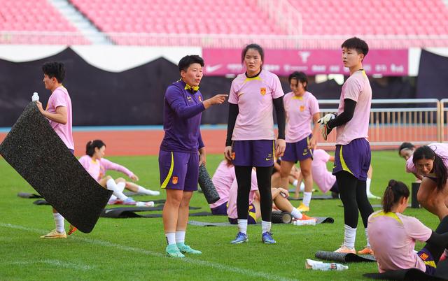 中国女足队员备战世界杯，训练成果显著