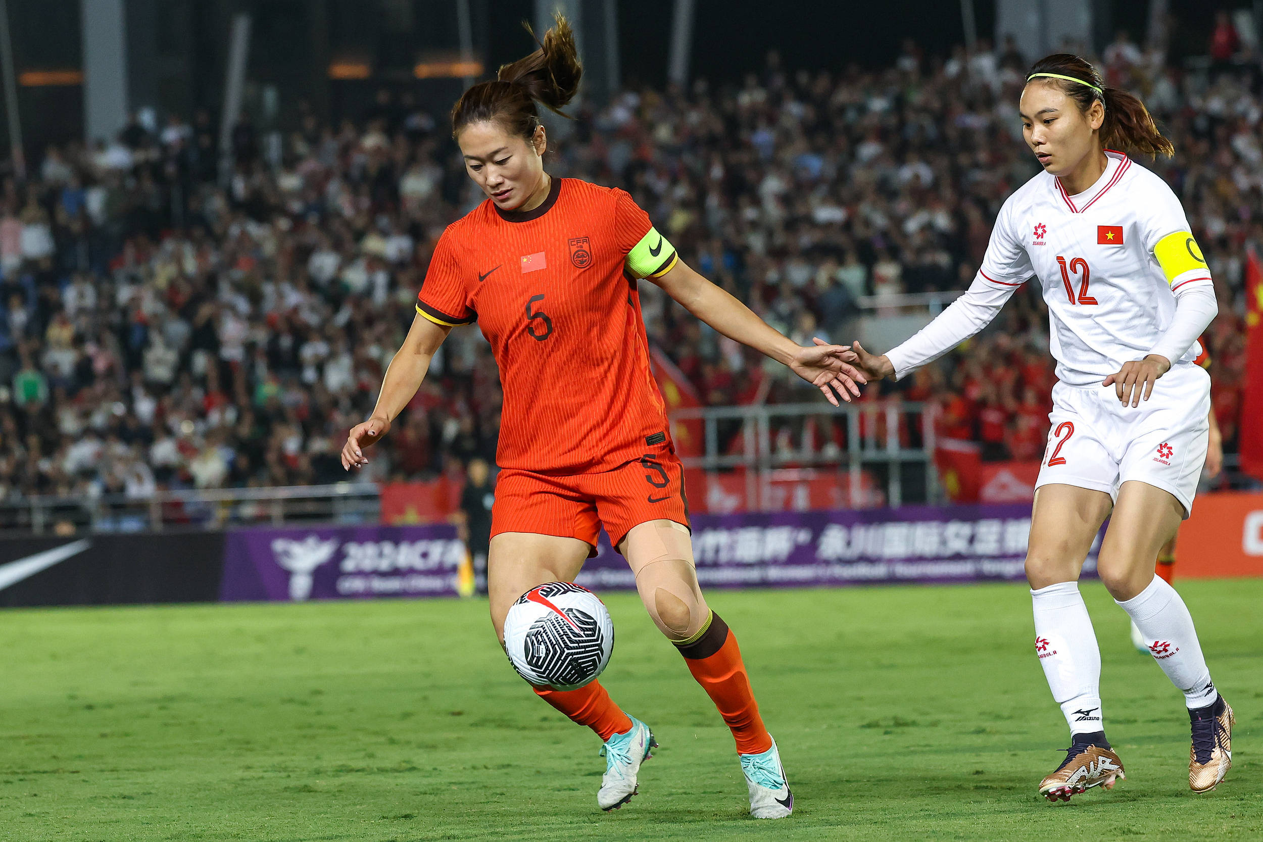 中国女足球员在国内比赛中赢得赞誉