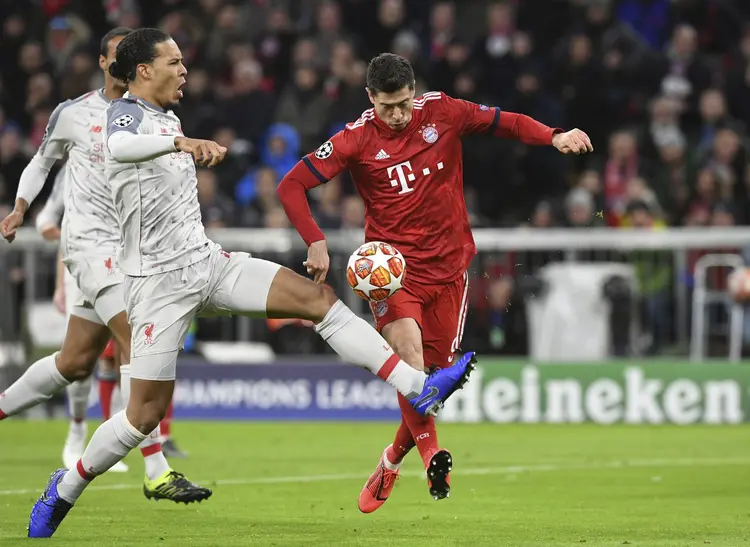 关于阿贾克斯逆袭巴萨，欧冠半程竞技异常激烈的信息