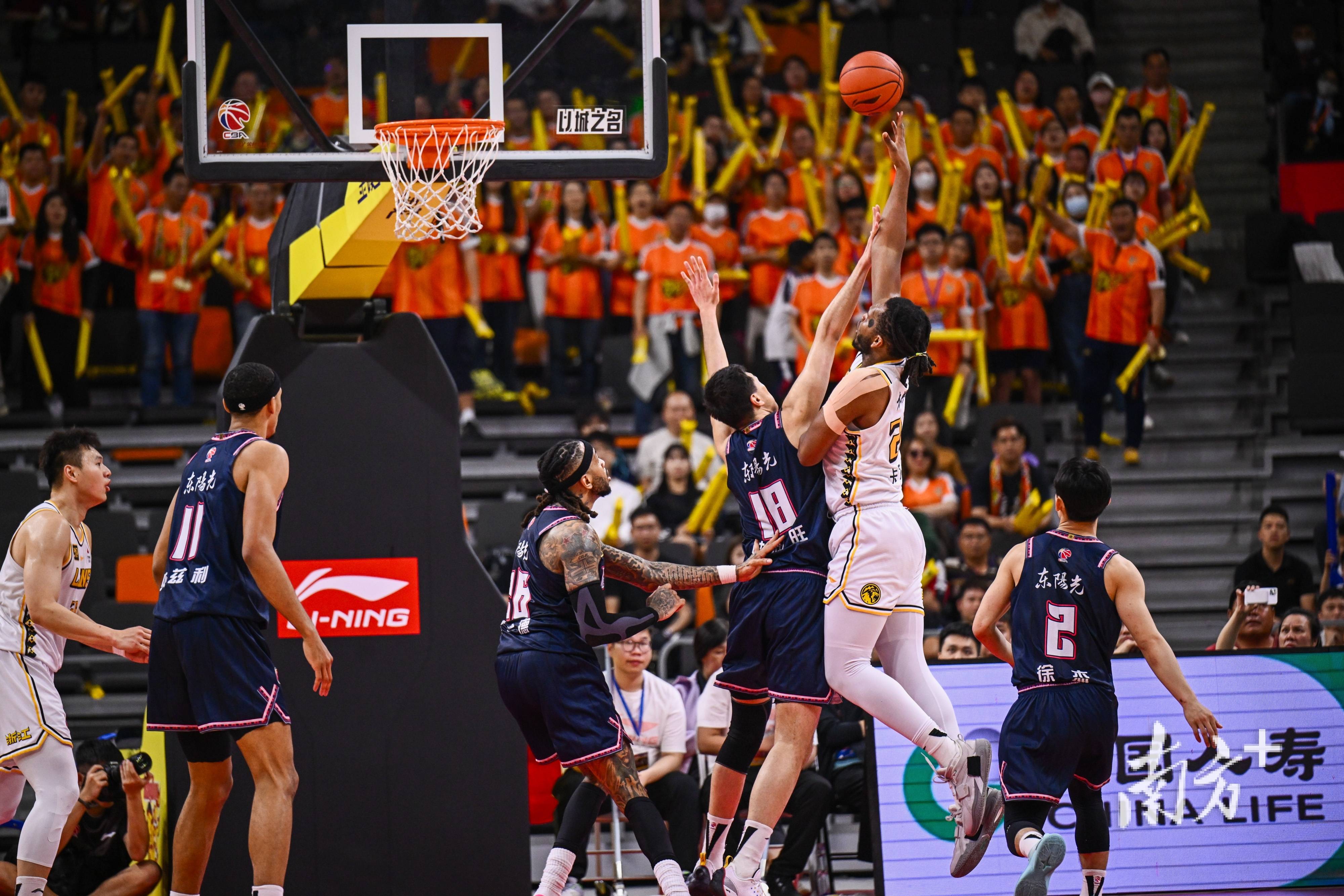 广东宏远队全员奋战赢得比赛 广东宏远队全员奋战赢得比赛