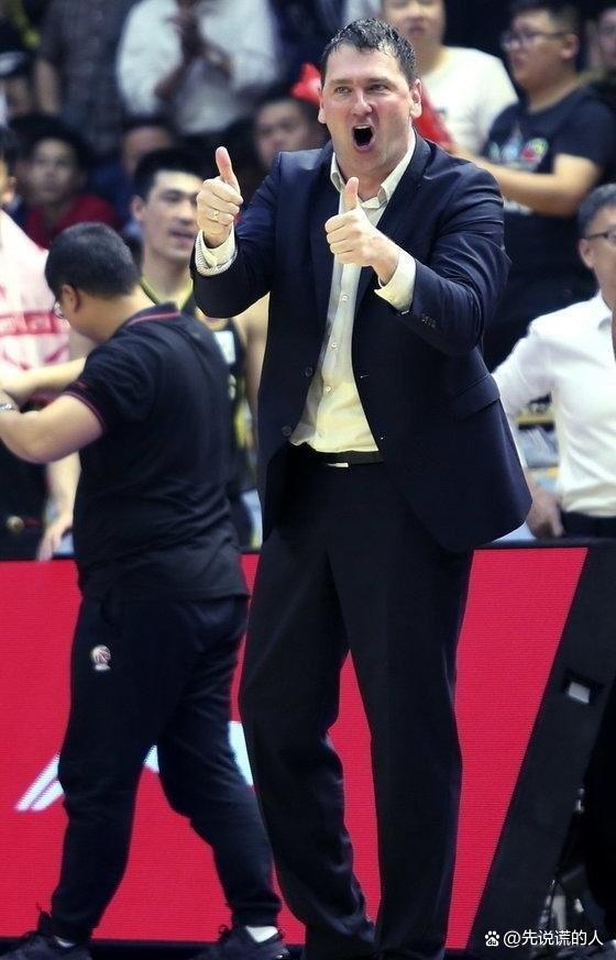 福建男篮在比赛中展现出顽强斗志 福建男篮在比赛中展现出顽强斗志