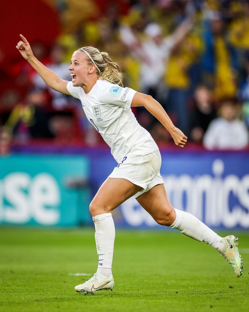 开云体育-欧洲杯比赛，女足选手展现高超技艺