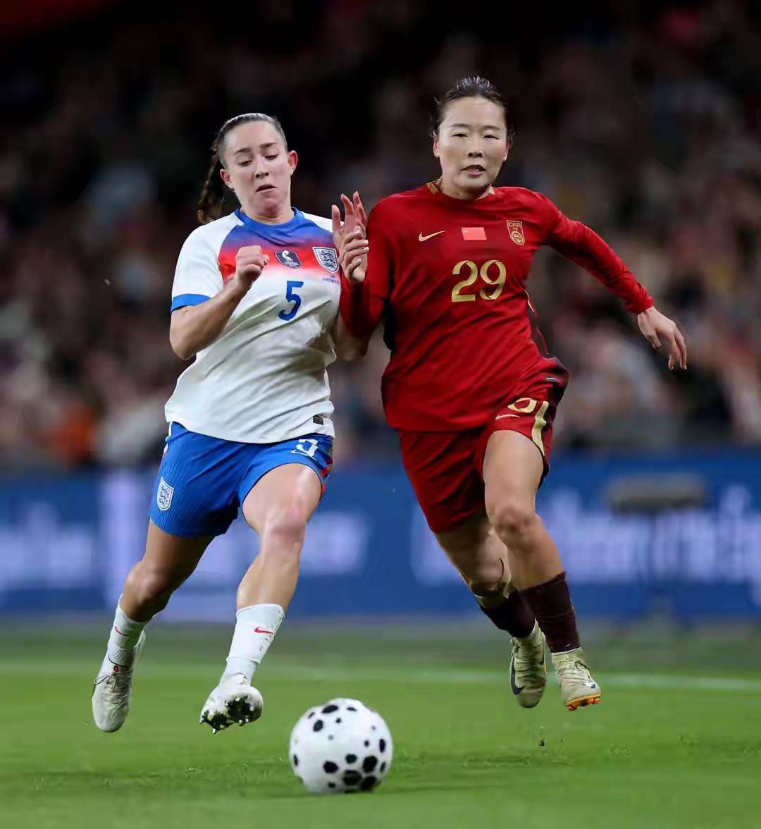 欧洲杯比赛,女足选手展现高超技艺 欧洲杯比赛,女足选手展现高超技艺